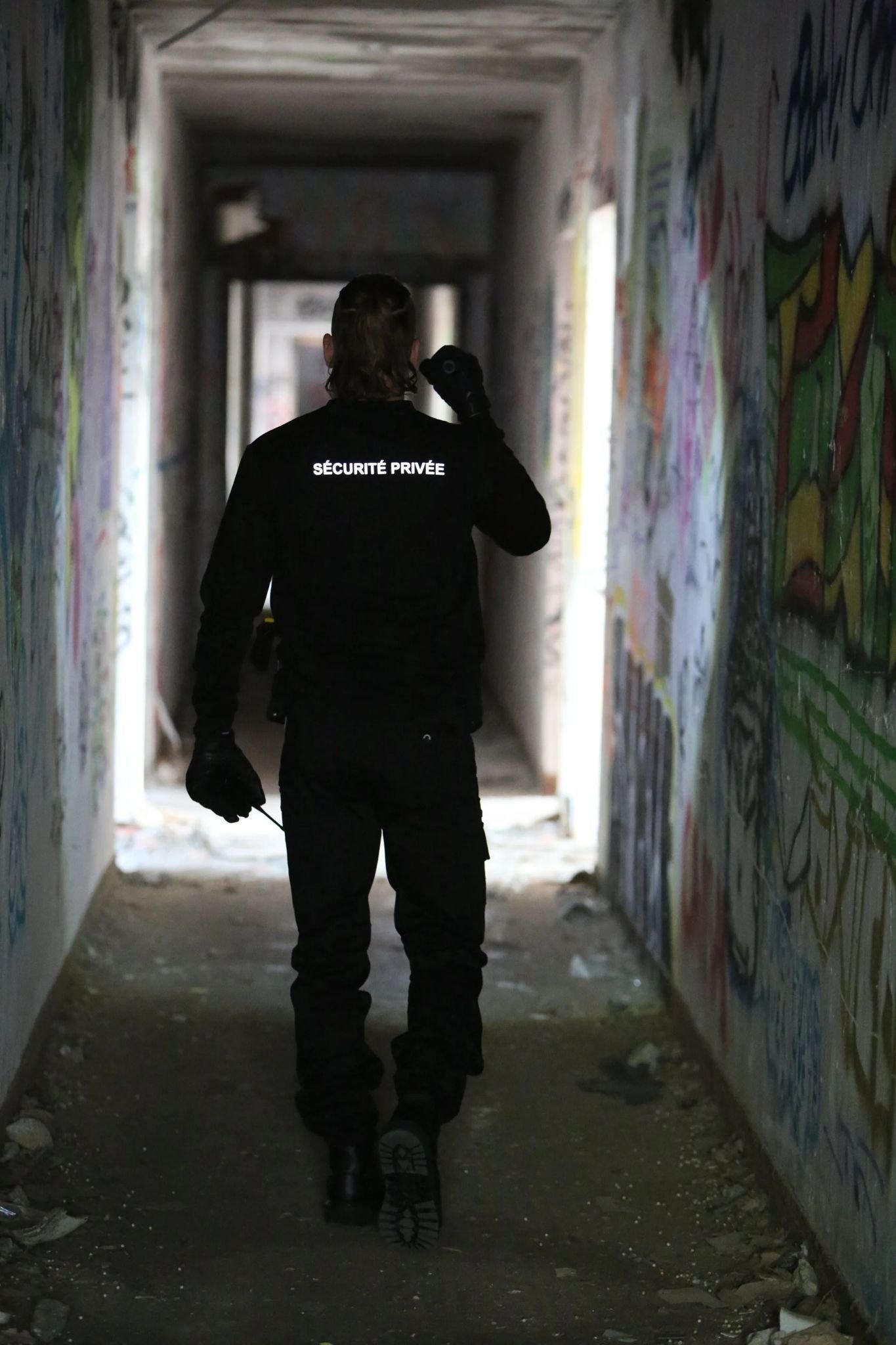 Agent devant un bâtiment inoccupé lors d’une ronde anti-squat