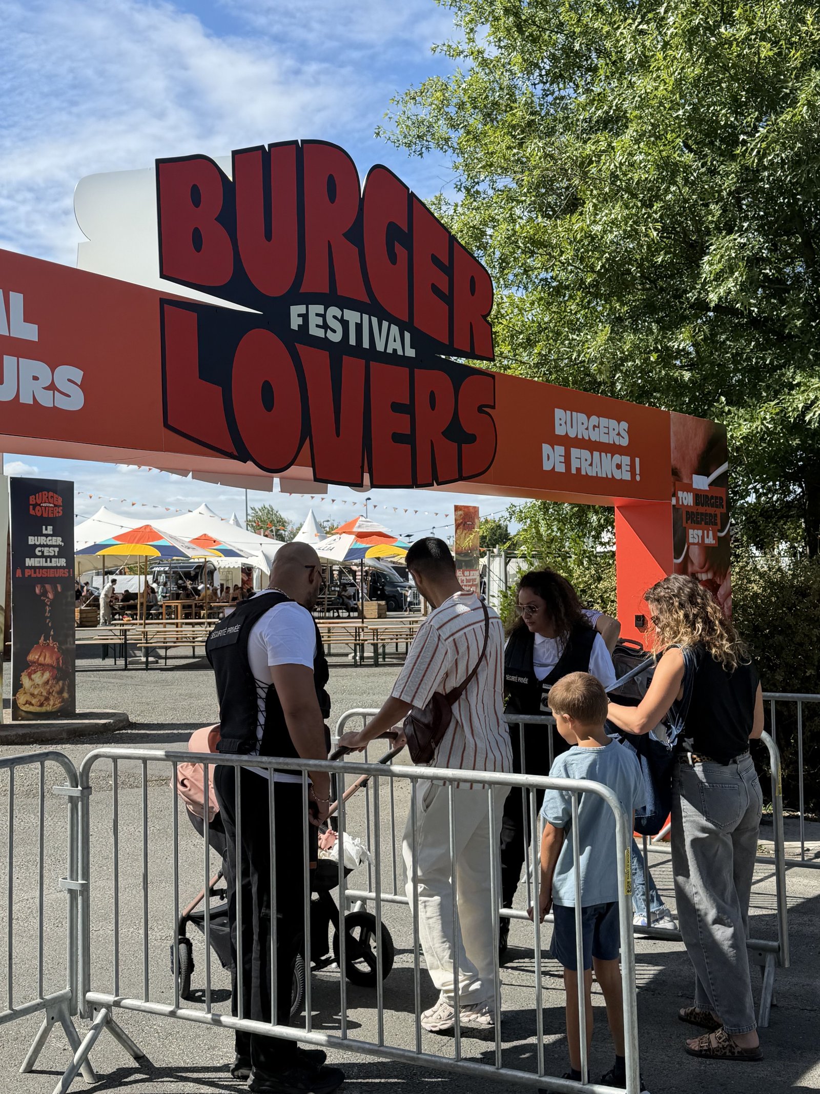 Deux agents de sécurité à l’entrée d’un festival, devant les barrières
