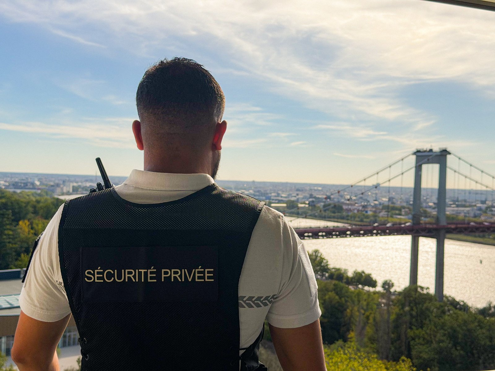 Agent de sécurité privée de dos, face au pont d’Aquitaine à Bordeaux