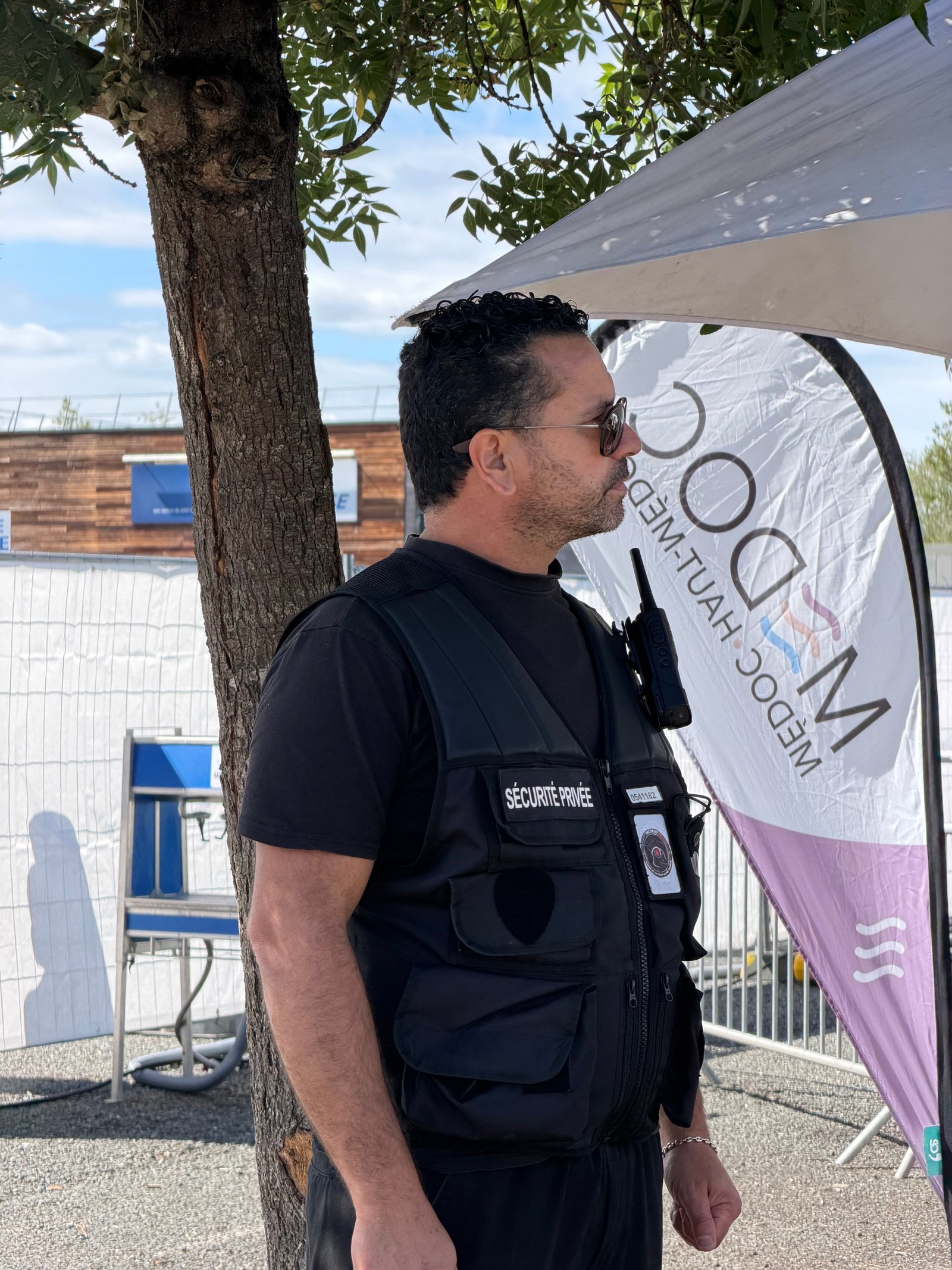 Agent de sécurité posté à une barrière d’accès sur les quais de Bordeaux
