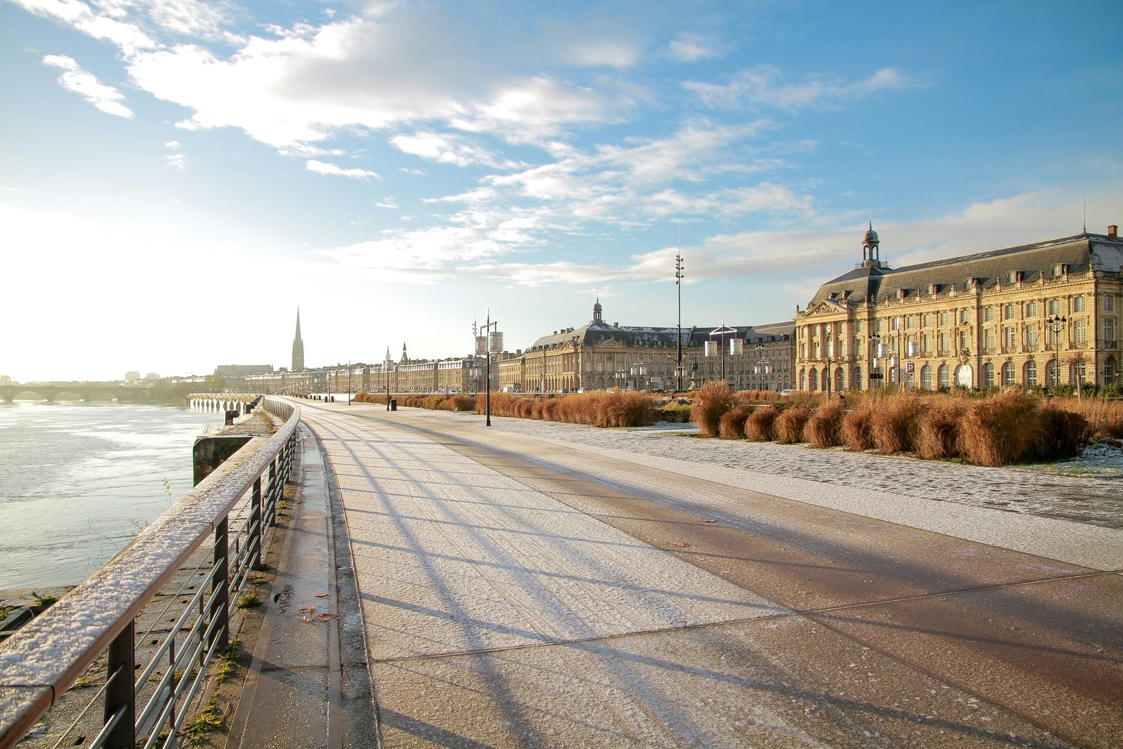 Les quais de Bordeaux et la Garonne, avec la place de la Bourse au loin