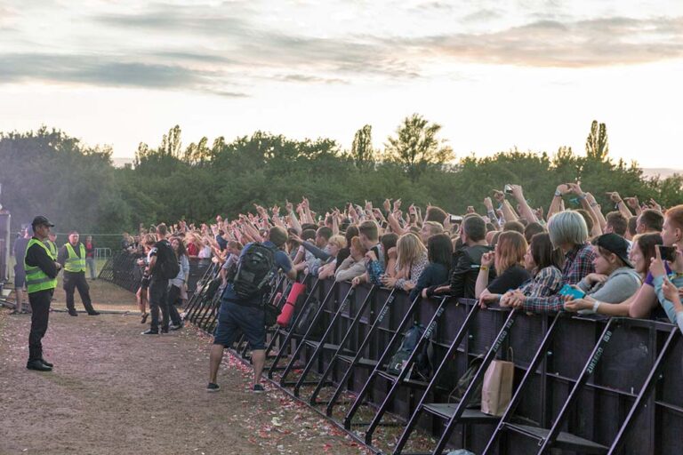 Agent de sécurité événementiel en contrôle d’accès lors d’un concert à Bordeaux