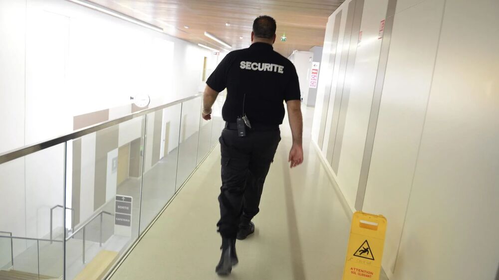 Agent de sécurité en uniforme dans une rue animée de Bordeaux